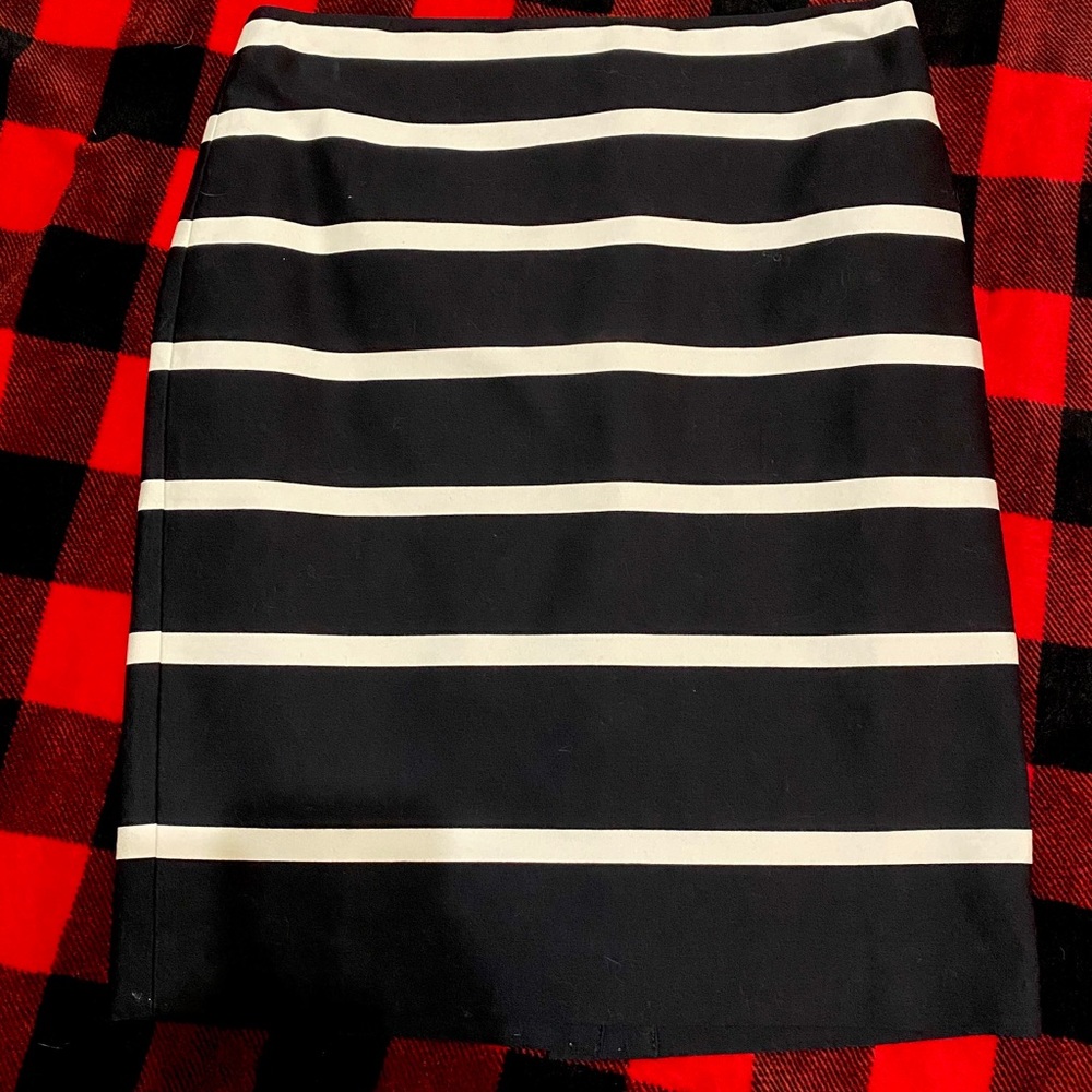 🖤Talbots Petite med. black/cream striped skirt
